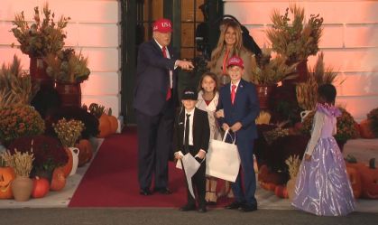Trump celebra Halloween com crianças na Casa Branca