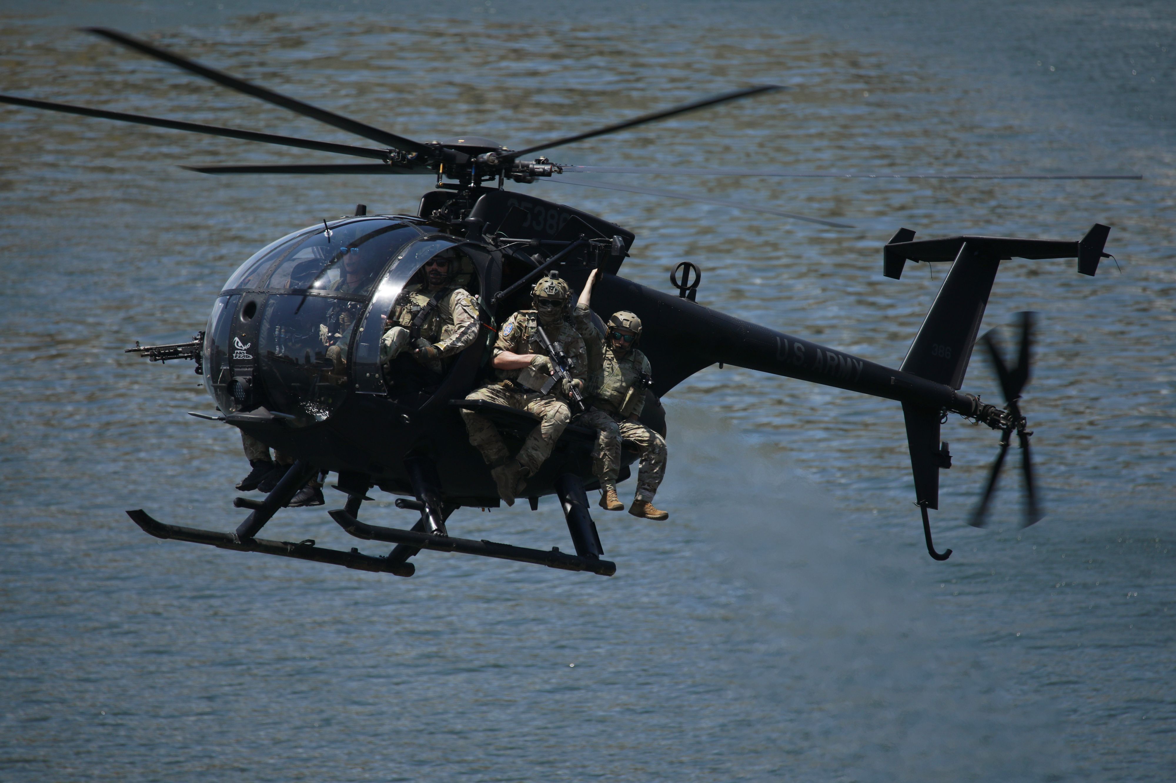 Helicóptero pilotado por membros do 160º Regimento de Aviação de Operações Especiais do Exército dos EUA • Luke Sharrett/Getty Images