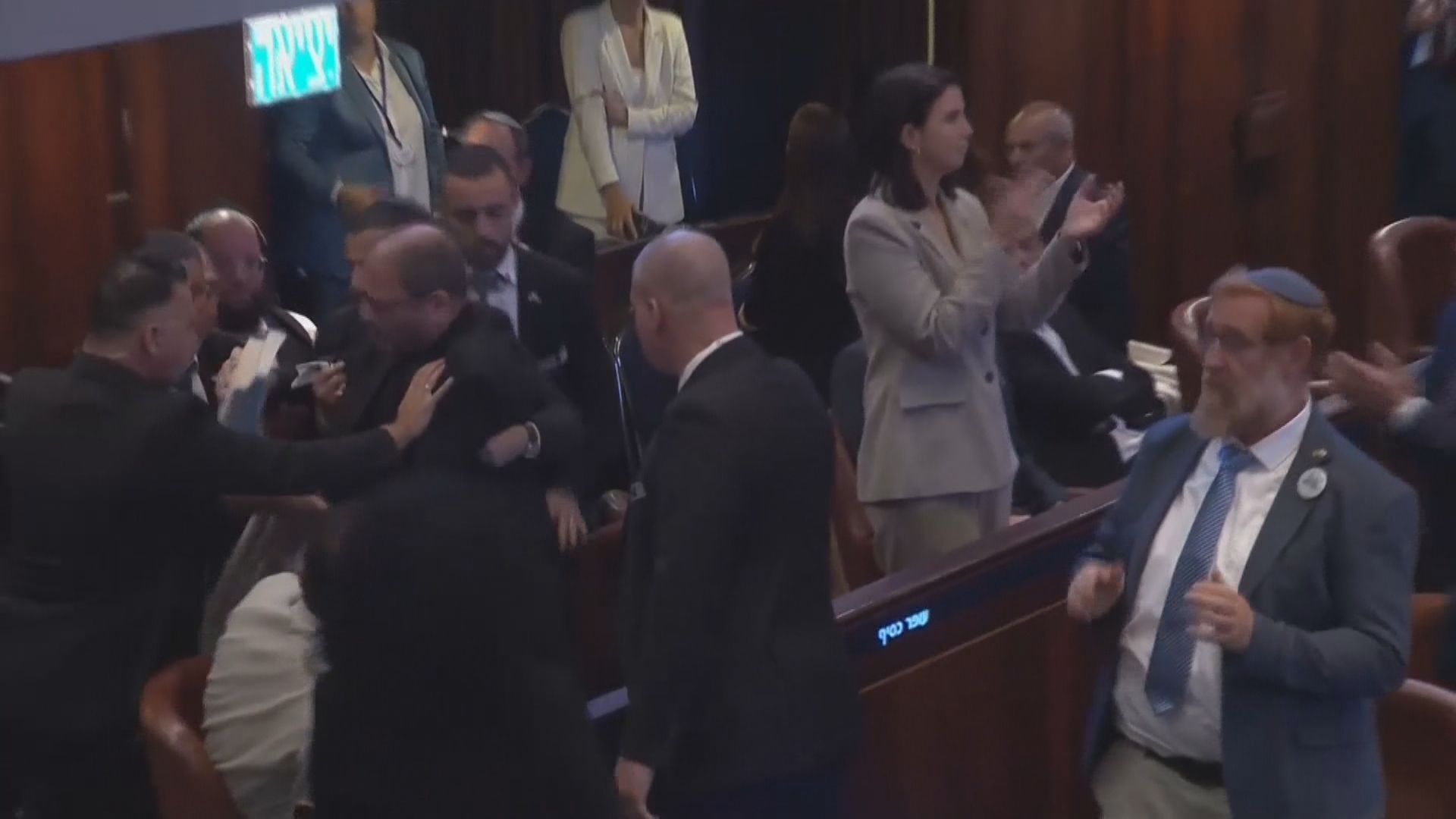Homem é retirado do discurso de Trump em Israel