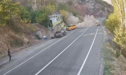 Motorista escapa por pouco de pedra gigante em montanha na Turquia; veja