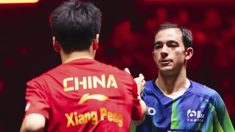 Hugo Calderano cumprimenta Xiang Peng