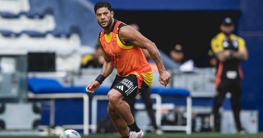 Hulk, do Atlético-MG, treina no Equador