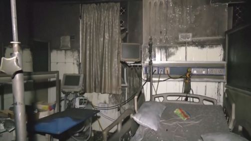 Quarto de hospital após ser atingido por incêndio em Jaipur, na Índia