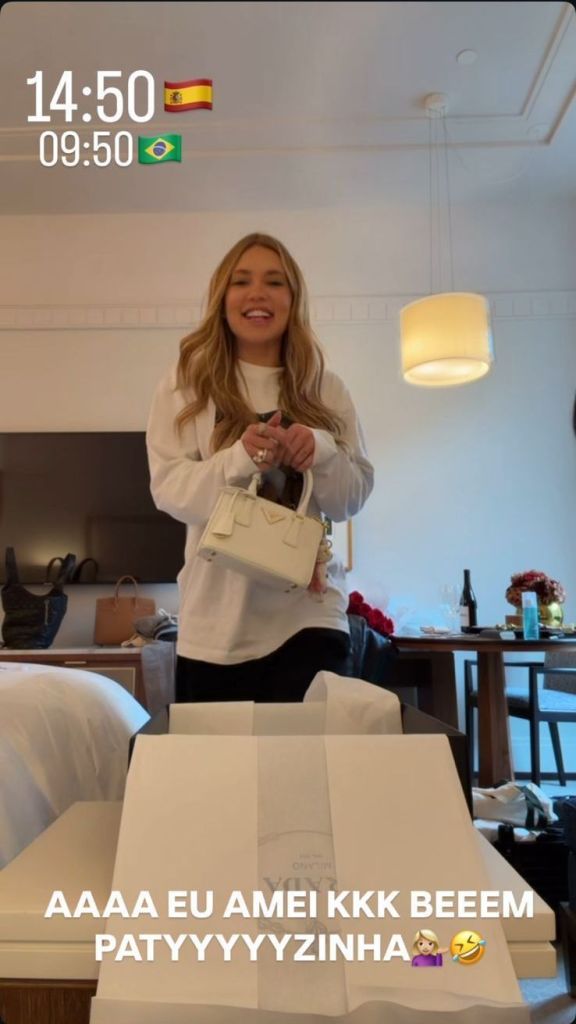 Virginia mostra bolsa de grife que recebeu após chegar a Madrid