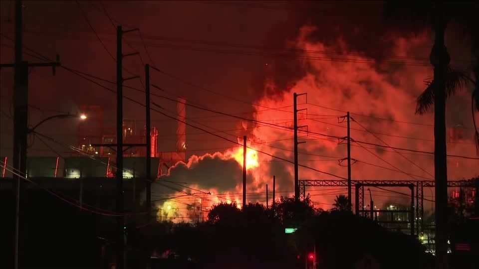 Incêndio em refinaria de Los Angeles nos Estados Unidos