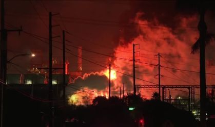 Incêndio de grandes proporções atinge refinaria de petróleo na Califórnia