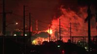 Incêndio de grandes proporções atinge refinaria de petróleo na Califórnia