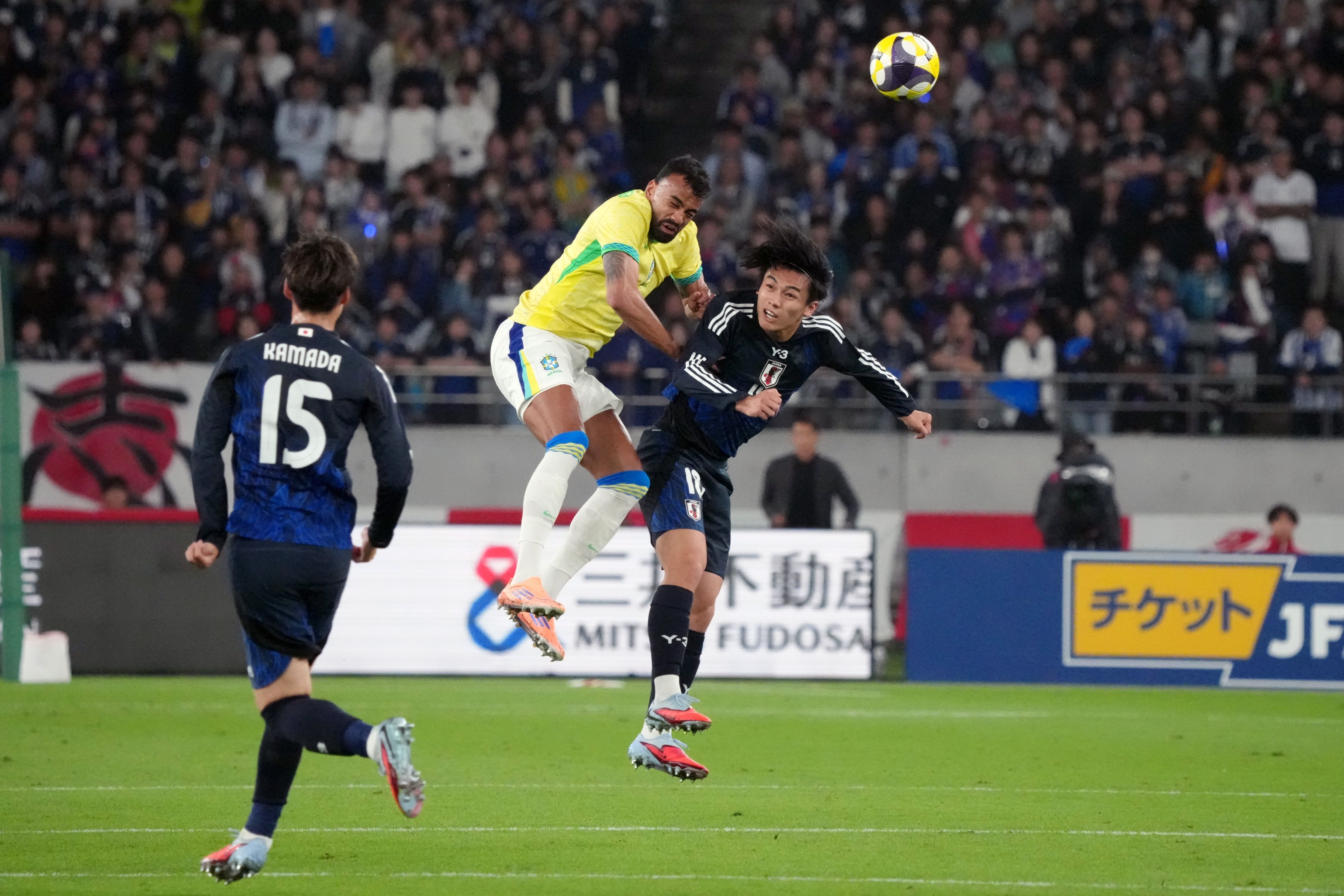 Fabrício Bruno disputa bola no alto com jogador japonês no amistoso com a Seleção Brasileira