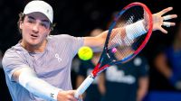 João Fonseca vence ex-top 10 e vai à semi do ATP 500 da Basileia