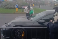 Vídeo: Astro do Newcastle é flagrado com carro de luxo sem gasolina