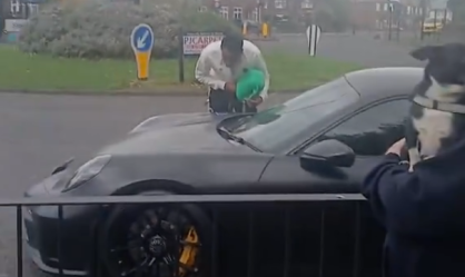 Vídeo: Astro do Newcastle é flagrado com carro de luxo sem gasolina