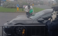 Vídeo: Astro do Newcastle é flagrado com carro de luxo sem gasolina