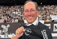 John Textor faz oferta bilionária para comprar clube da Premier League