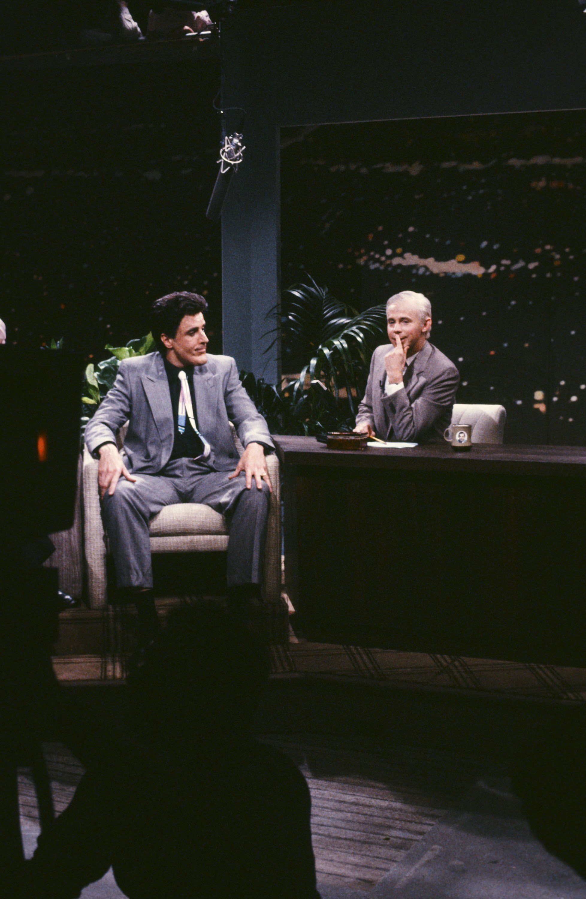 Kevin Nealon imitando Jay Leno e Dana Carvey como Johnny Carson no "Saturday Night Live" em 19 de maio de 1990 • Raymond Bonar/NBCU Photo Bank
