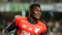 Atacante do Athletico-PR aponta "roubo" a favor do Coritiba, mas apaga post