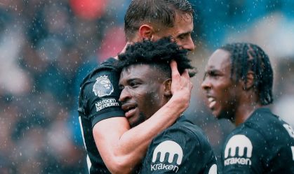 Tottenham vence fora de casa e segue na cola do Liverpool