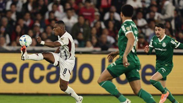 LDU abriu 3 a 0 sobre o Palmeiras logo no primeiro tempo