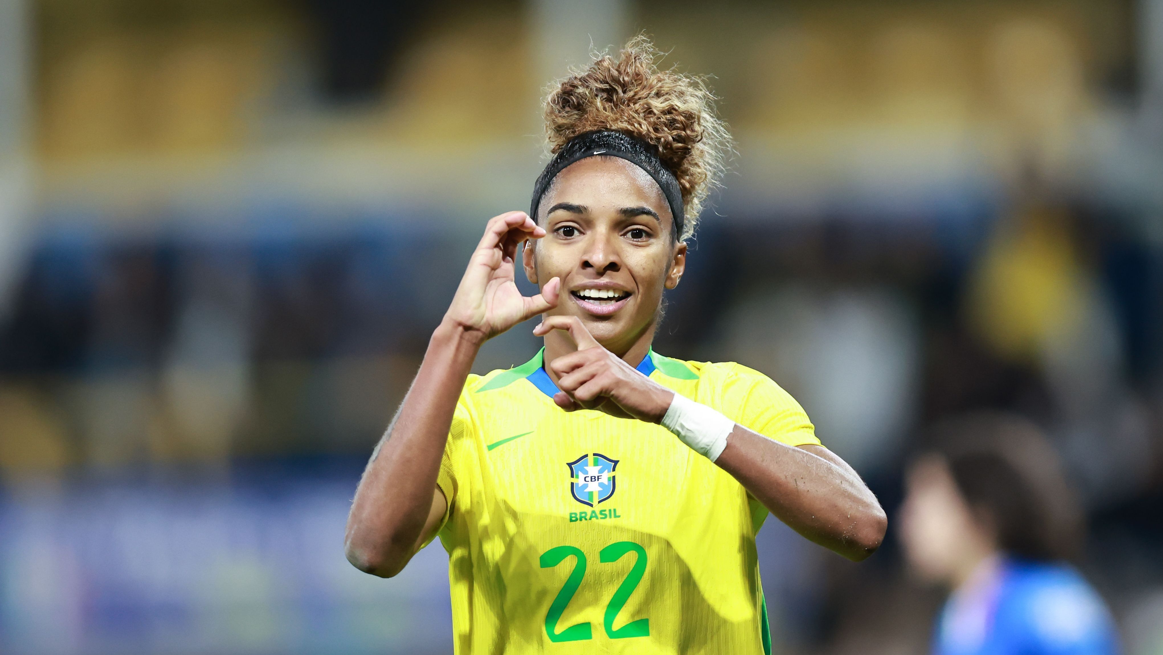 Luany comemora gol sobre a Itália em amistoso