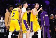 Doncic brilha com 49 pontos e Lakers vencem Wolves em noite inspirada
