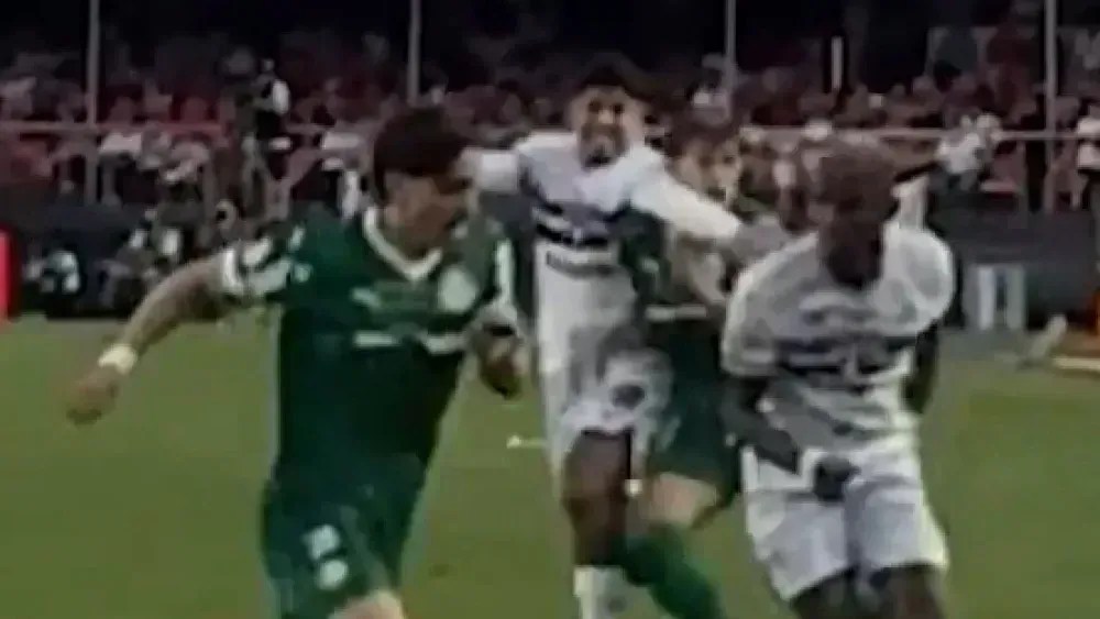 Lance que envolveu Alan Franco e Ramón Sosa • Reprodução/Palmeiras