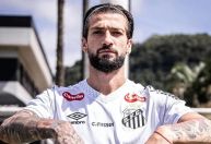 Emprestado pelo Cruzeiro, Lautaro Díaz vira trunfo no Santos e se destaca