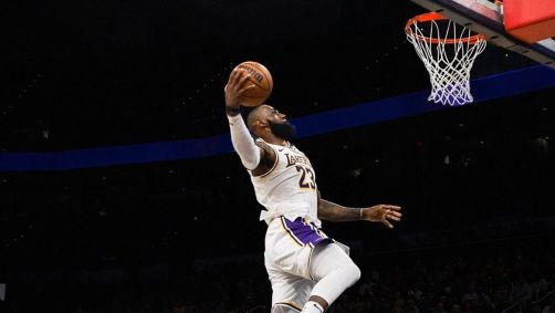 LeBron durante partida dos Lakers