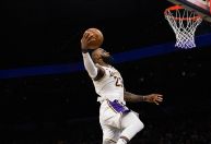 “Vocês são idiotas”: técnico dos Lakers ironiza rumores sobre LeBron James