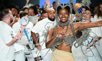 Carnaval inspira desfile no SPFW com bateria de escola de samba; confira
