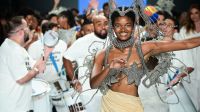 Carnaval inspira desfile no SPFW com bateria de escola de samba; confira