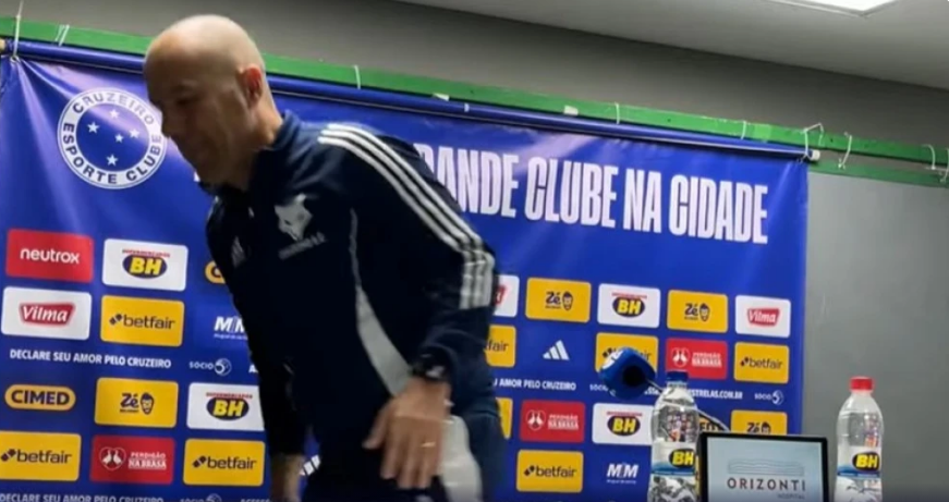 Leo Jardim abandona entrevista coletiva do Cruzeiro