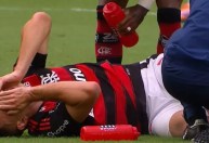 Titular do Flamengo deixa campo com dores contra o Palmeiras e preocupa