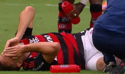Titular do Flamengo deixa campo com dores contra o Palmeiras e preocupa