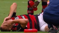 Titular do Flamengo deixa campo com dores contra o Palmeiras e preocupa