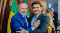 "Ombro amigo" de Lula pesou na decisão de Sabino em ficar no Turismo