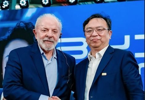 O presidente da República, Luiz Inácio Lula da Silva e o presidente da BYD, Wang Chuanfu