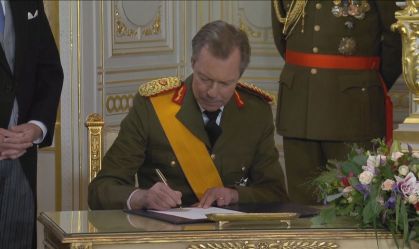 Grão-duque de Luxemburgo abdica do trono e príncipe herdeiro assume