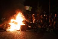 Manifestantes anti-imigração queimam van e confrontam polícia na Irlanda