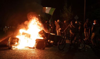Manifestantes anti-imigração queimam van e confrontam polícia na Irlanda