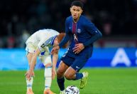 PSG empata com o Strasbourg e segue líder graças a gol de Mayulu