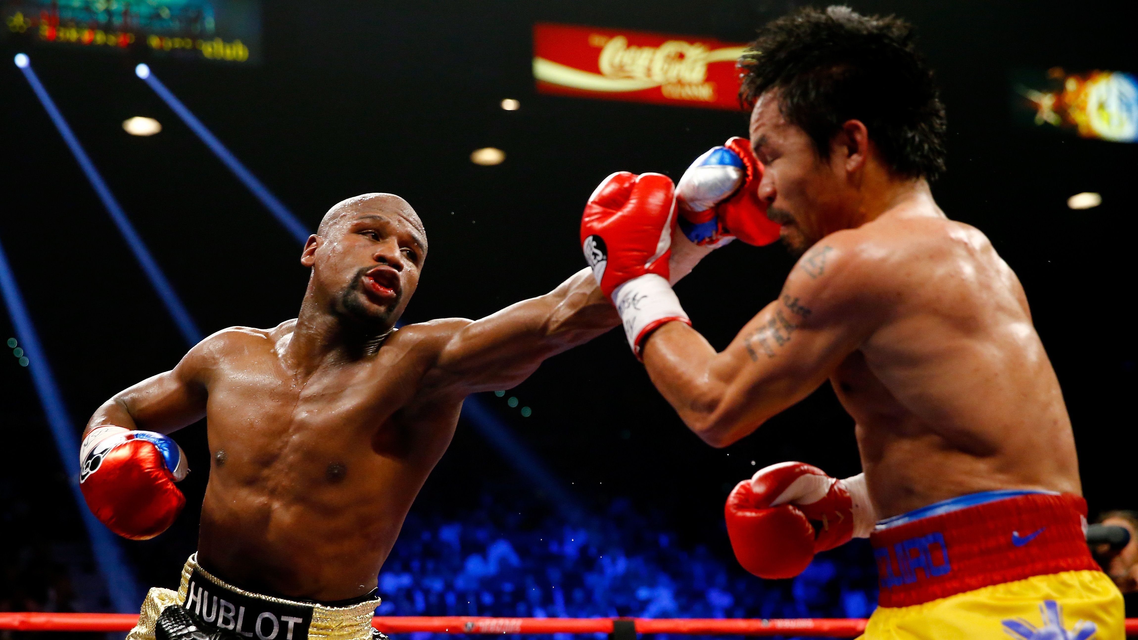 Floyd Mayweather Jr. e Manny Pacquiao durante luta