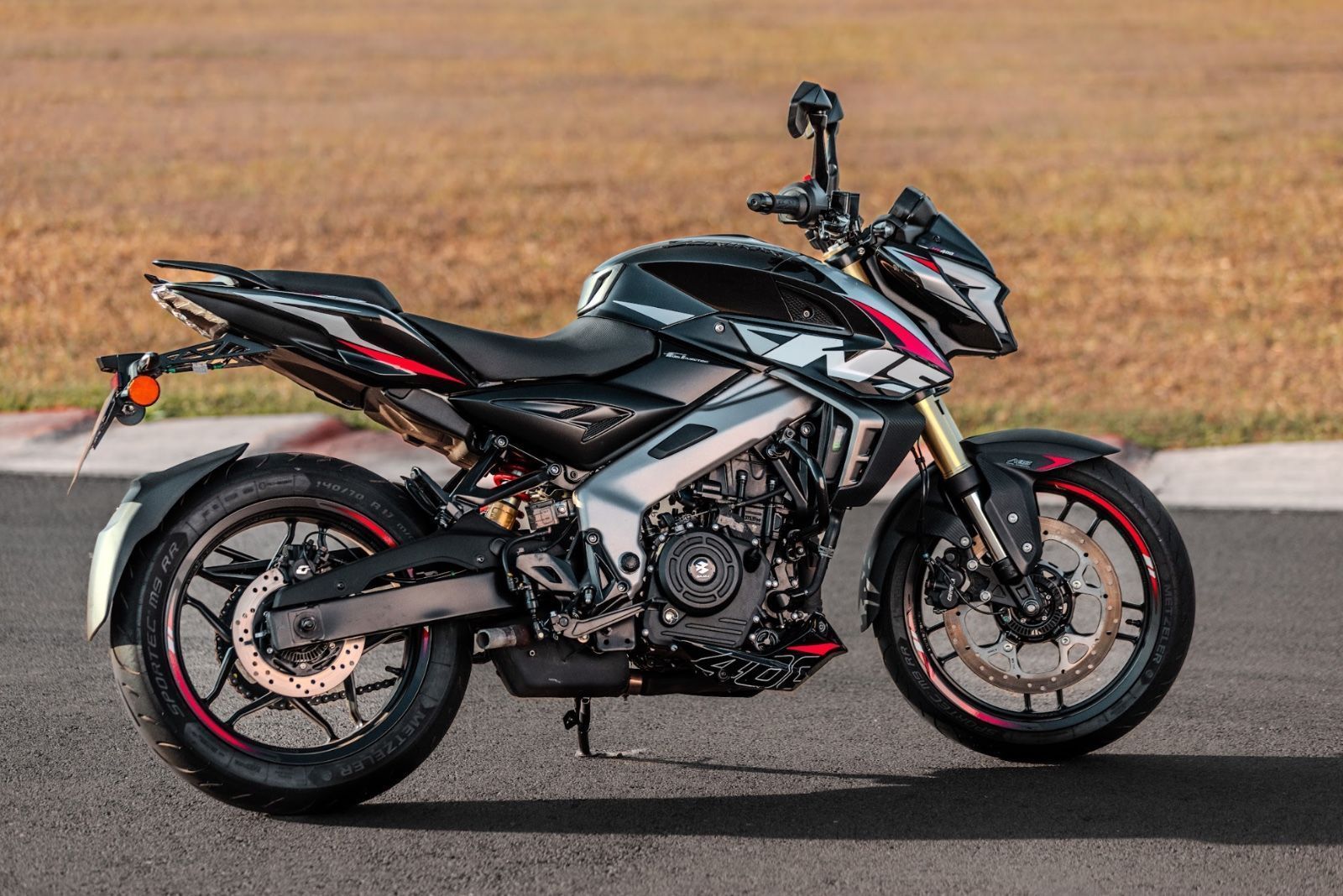 Motocicleta Bajaj Dominar NS400Z • Bajaj/Divulgação