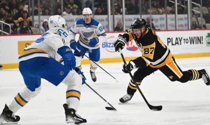 Torcedor cai de área superior em arena durante jogo de hóquei nos EUA