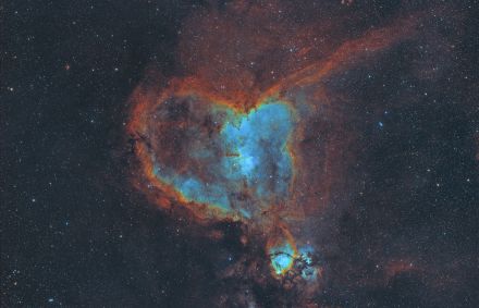 fotografia-astronomica-de-ronald-brecher-que-apresenta-a-nebulosa-do-coracao-em-paleta-foraxx