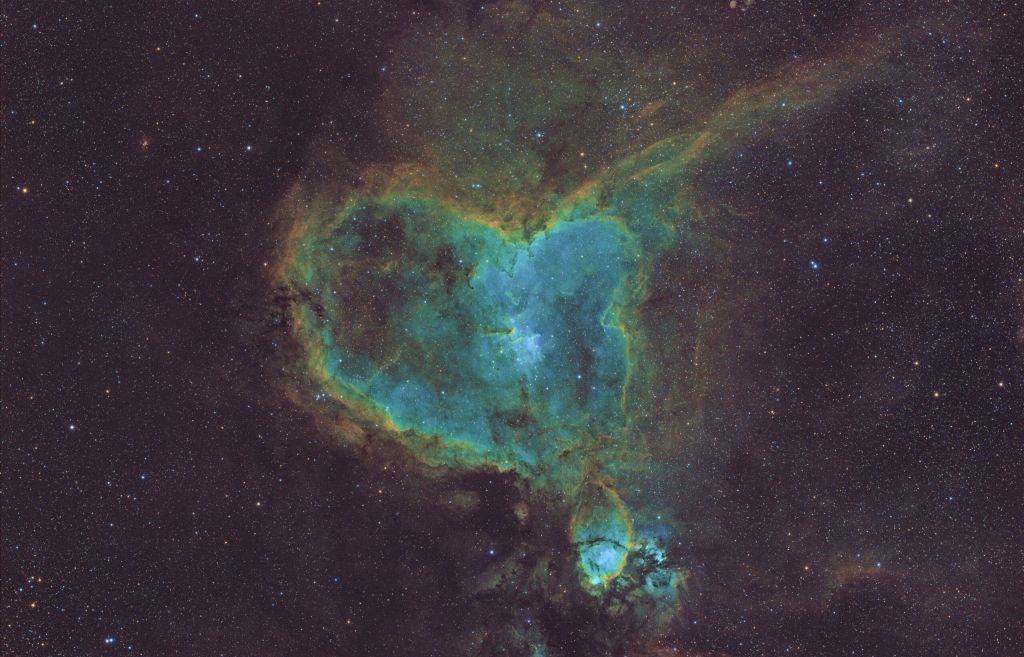 fotografia-astronomica-de-ronald-brecher-que-apresenta-a-nebulosa-do-coracao-em-paleta-Hubble