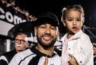 Neymar "se vinga" de bolada em Mavie no treino do Santos