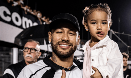 Que dó! Filha de Neymar leva bolada no rosto e chora; veja