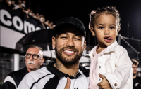 Neymar "se vinga" de bolada em Mavie no treino do Santos