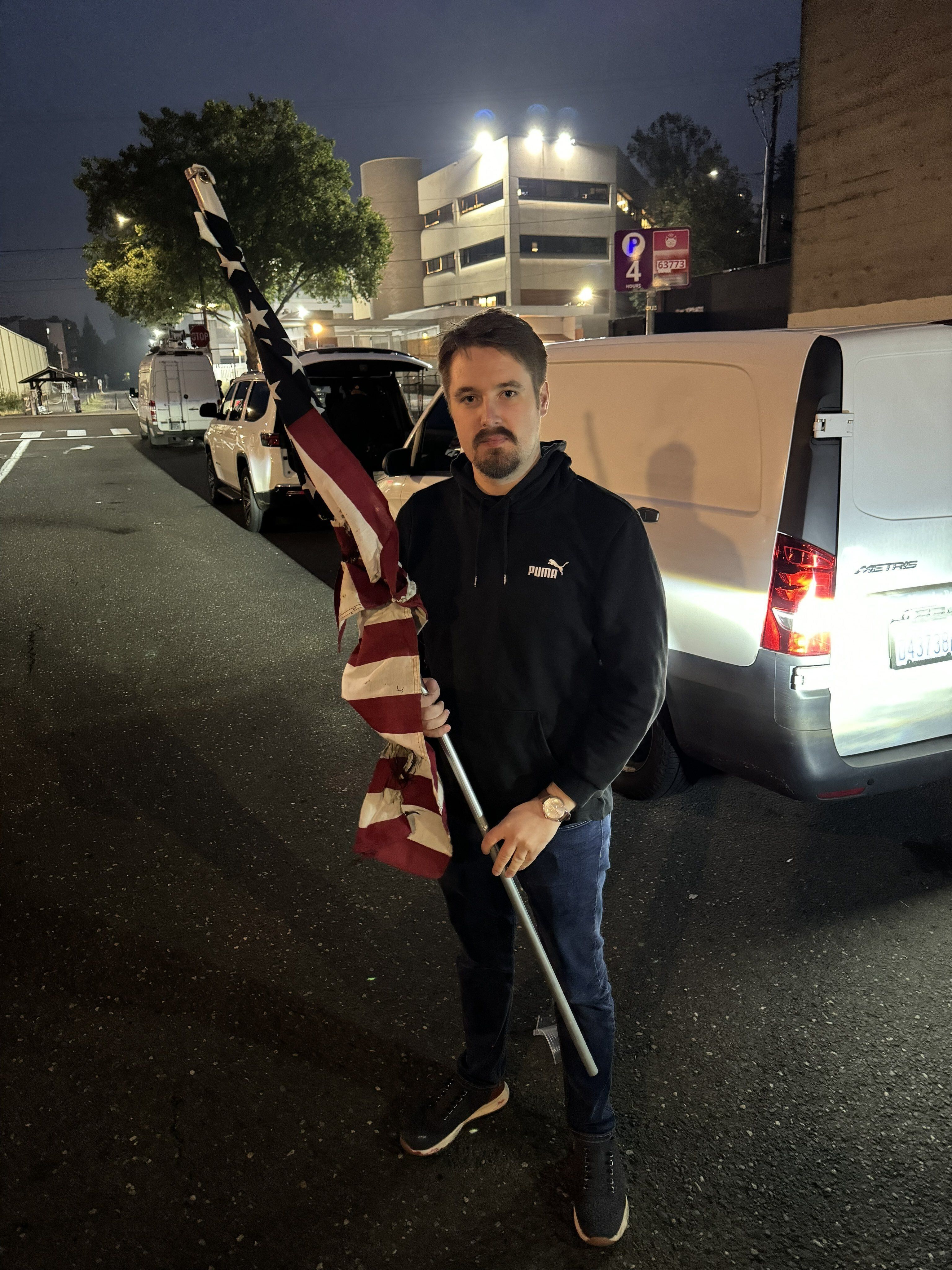 Influenciador conservador Nick Sortor foi preso em frente a um escritório do ICE em Portland, no Oregon