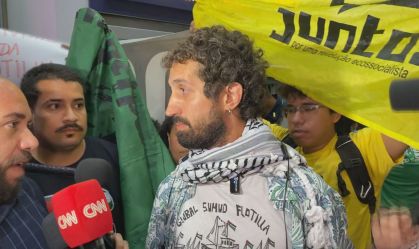 "20 horas sem urinar", ativista deportado relata maus tratos em Israel