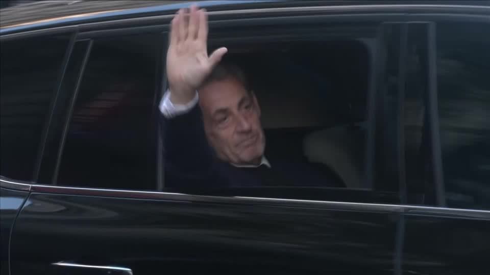 Nicolas Sarkozy, ex-presidente da França, a caminho da prisão em Paris para cumprir sentença de cinco anos